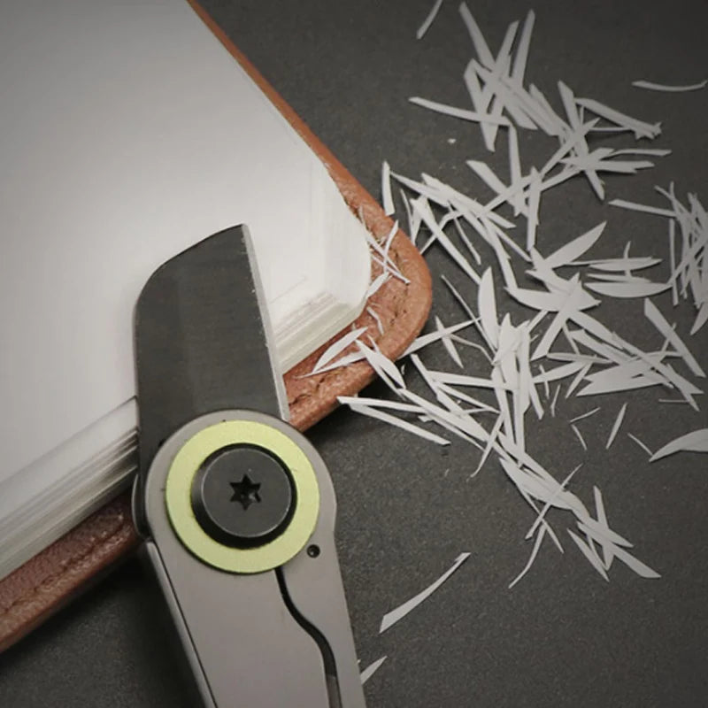 Kompaktes Klappmesser mit Schlüsselanhänger-Befestigung