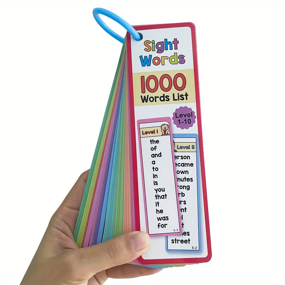 Una mano sostiene una pila de tarjetas flash de palabras clave, lista de 1000 palabras para lectores principiantes.