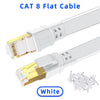 Weißes CAT 8 flaches Ethernet-Kabel mit Steckern in Nahaufnahme.