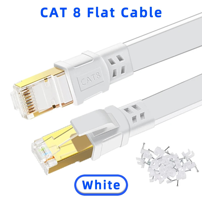 Weißes CAT 8 flaches Ethernet-Kabel mit Steckern in Nahaufnahme.