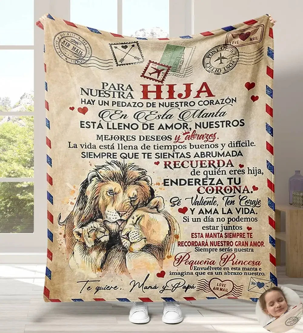 A personalized Spanish flannel throw blanket featuring a lion design and loving messages for a child.