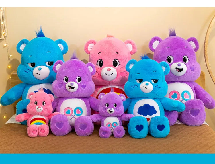 Una colección de peluches Care Bears de arcoíris de colores, en varios tonos de azul, rosa y morado.