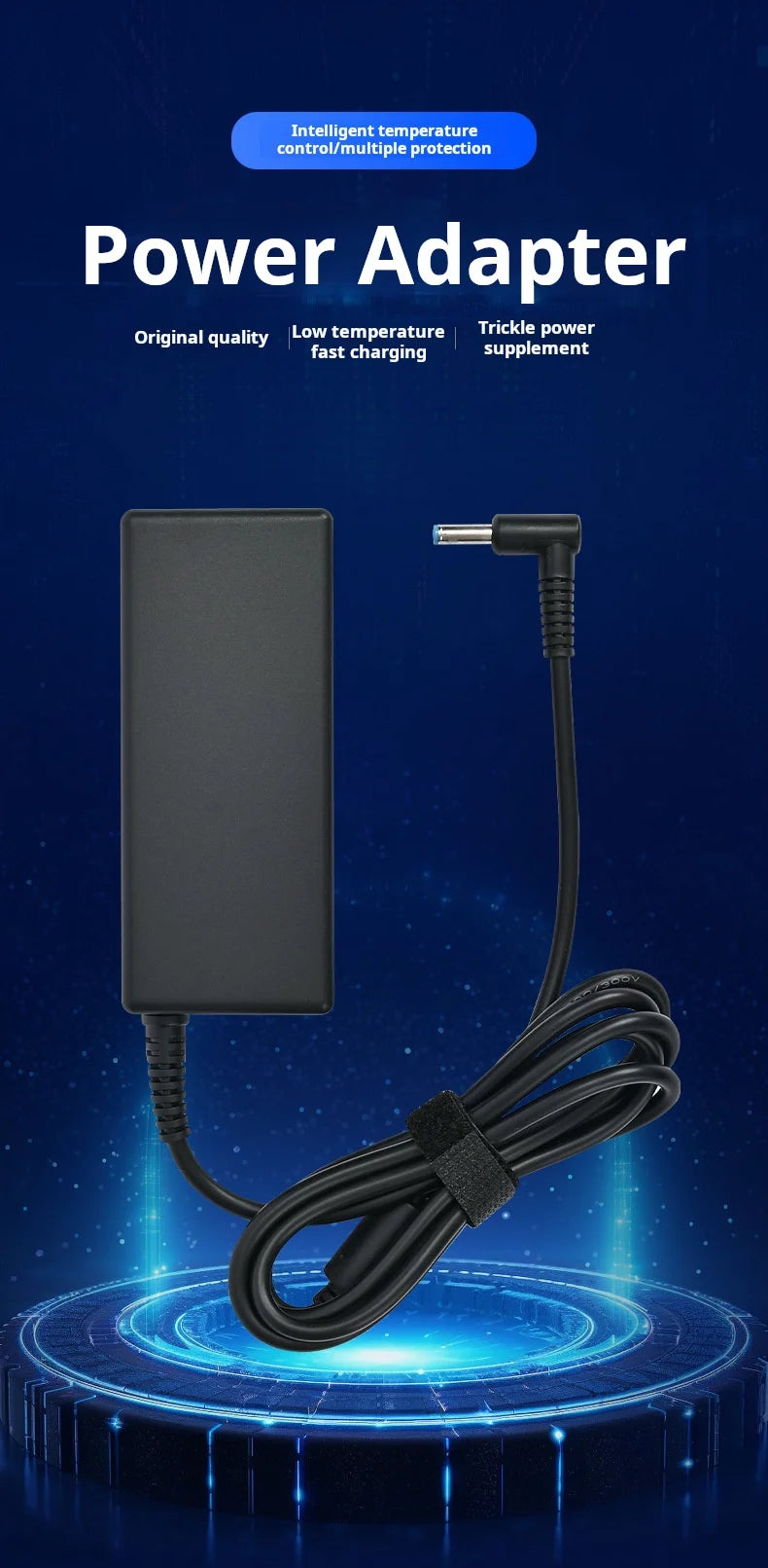 Schwarzes universelles Laptop-Netzteil mit Kabel vor blauem, futuristischem Hintergrund.