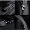 Primeros planos de un bolso cruzado negro unisex con detalles de herrajes y costuras.