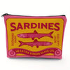 Pochette rose avec fond jaune, affichant le mot Sardines et un texte sur les poissons pêchés de manière durable.