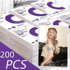 Une pile de pochettes de protection transparentes pour objets de collection et cartes, montrant différentes tailles et emball
