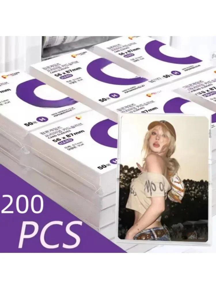 Une pile de pochettes de protection transparentes pour objets de collection et cartes, montrant différentes tailles et emball