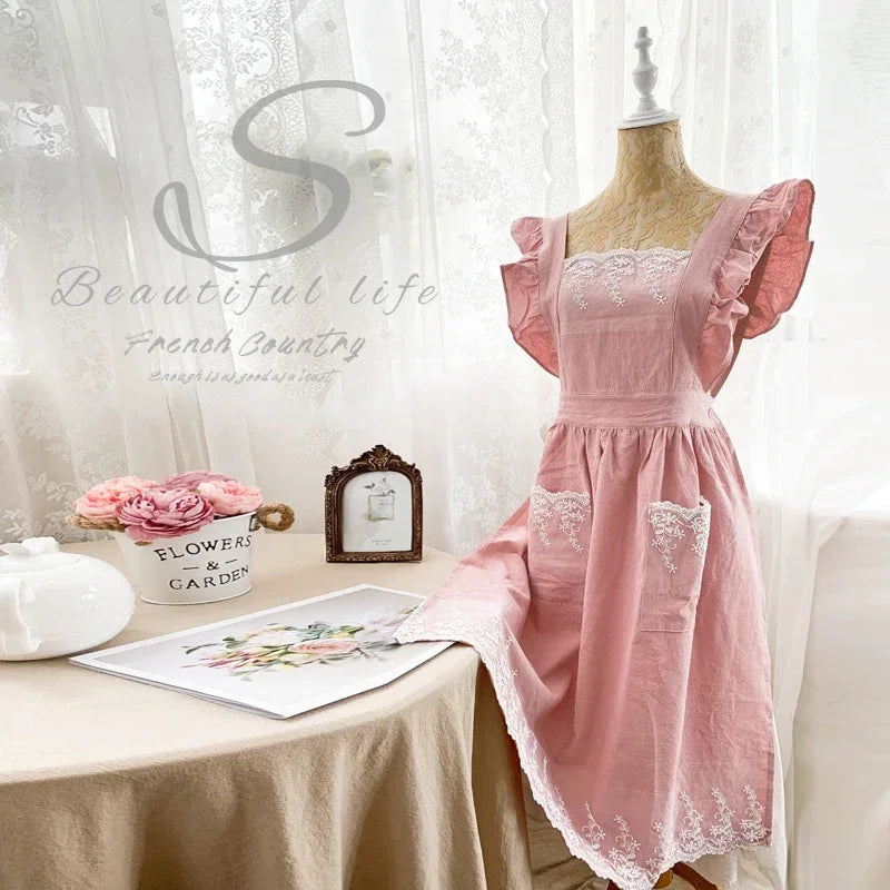 Rosa Baumwoll-Leinen-Schürzenkleid mit Rüschenärmeln und Spitzenbesatz auf einem Mannequin