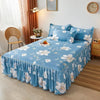 Jupe de lit à motifs floraux bleu clair couvrant un lit, dans une chambre lumineuse avec lumière naturelle.