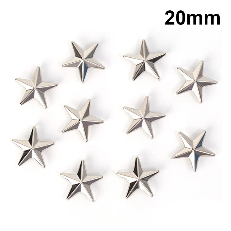Eine Sammlung von silbernen sternförmigen Nieten, 20 mm groß, für Kleidung und Accessoires.