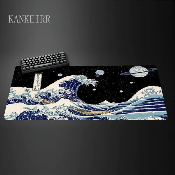 Un tapis de bureau noir avec une œuvre détaillée bleue et blanche de la Grande Vague.)