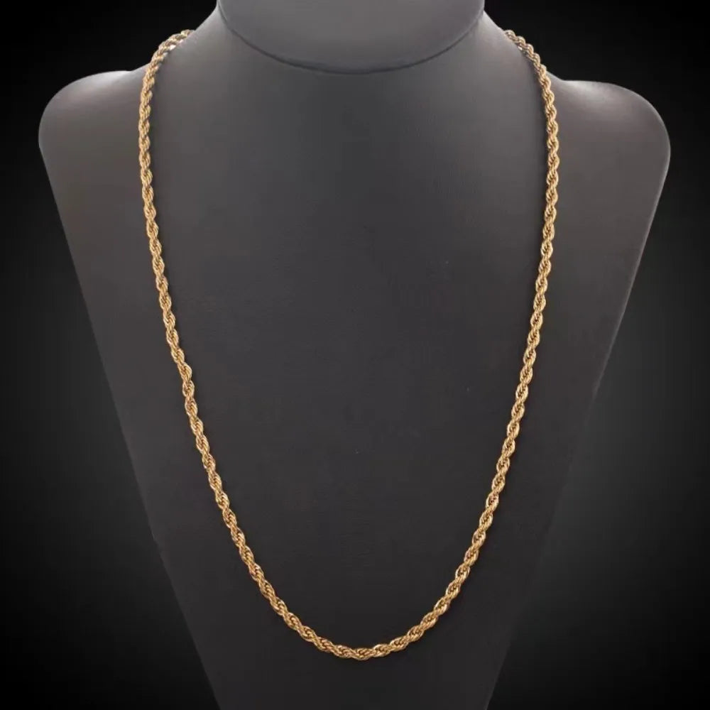 Collar de cadena de cuerda de plata esterlina chapada en oro de 18K, exhibido en un buste negro.