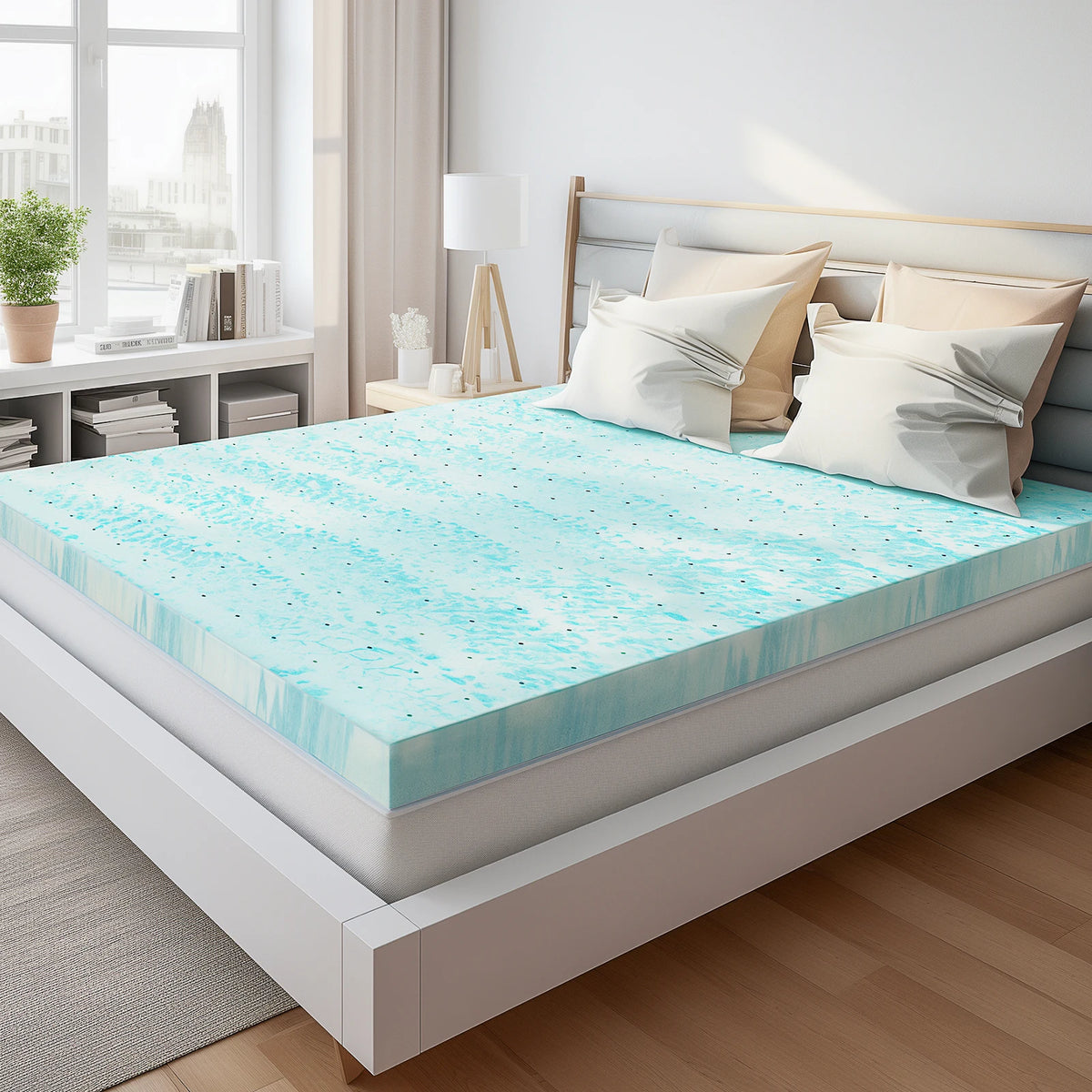 Colchoneta de espuma viscoelástica azul claro sobre un marco de cama blanco en un dormitorio luminoso.