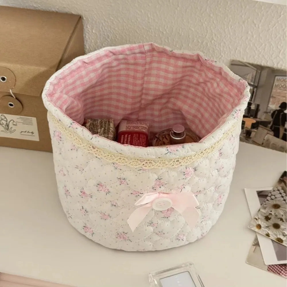 Cesta de almacenamiento con forma de corazón acolchada blanca forrada con tela a cuadros rosa, que contiene frascos y objetos