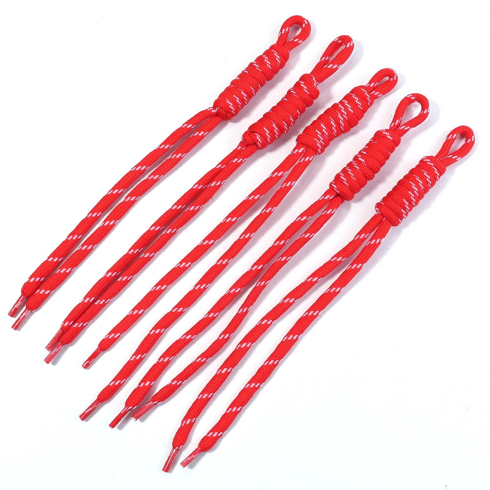 عدة سلاسل مفاتيح من النايلون المجدول باللون الأحمر معروضة بشكل قطري على خلفية بيضاء.