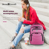 Une jeune femme assise sur des marches de pierre avec un sac à dos rose, regardant son téléphone.
