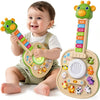 Un bébé tient une guitare sonore éducative verte avec diverses figurines et clés d'animaux.