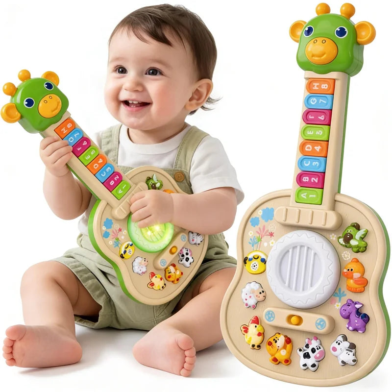 Un bébé tient une guitare sonore éducative verte avec diverses figurines et clés d'animaux.