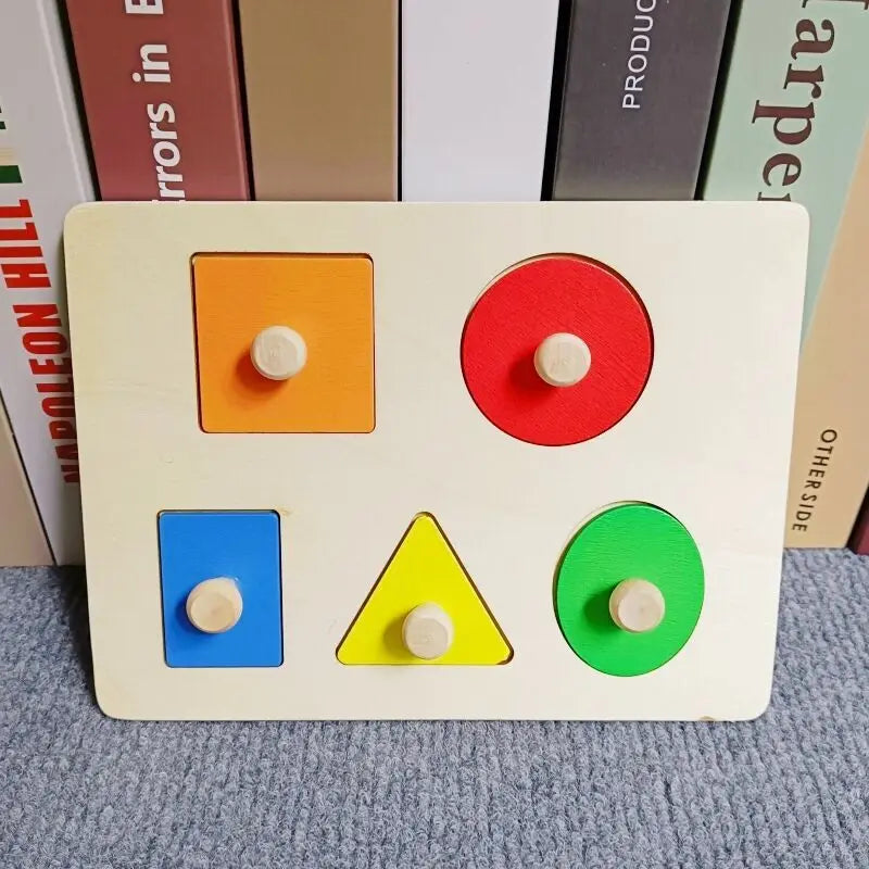 Jeu de blocs Montessori en bois avec quatre formes colorées : carré orange, cercle rouge, carré bleu et cercle vert