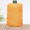 Spule leuchtend orangefarbener 3mm Eiskordel-Crochet-Faden für DIY-Basteln auf einem gewebten Unterlage.