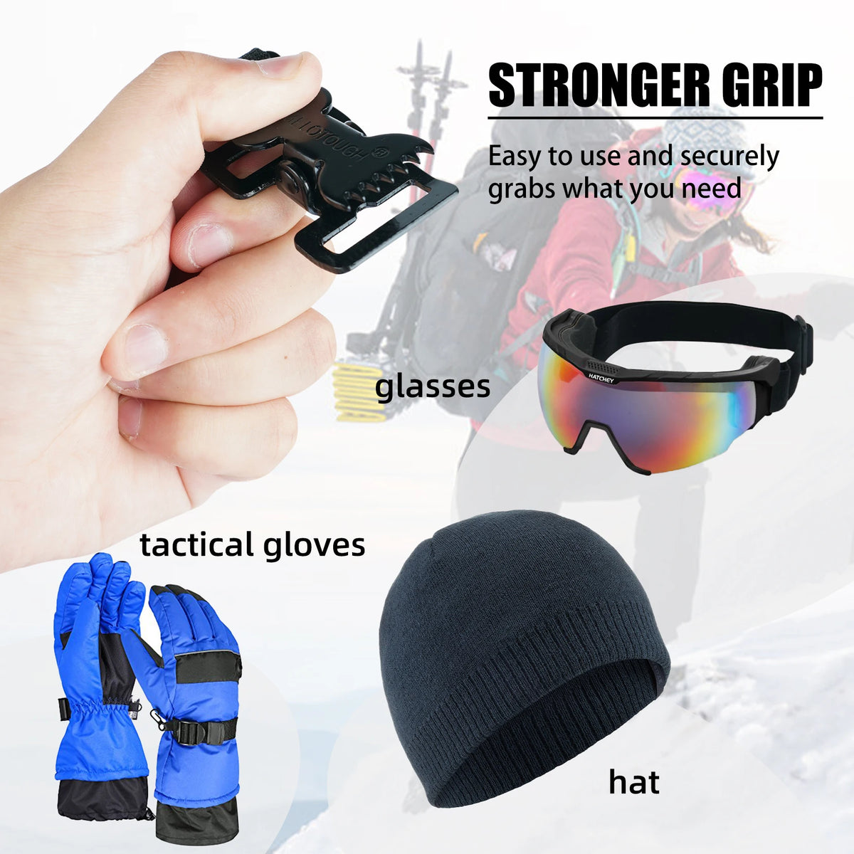 Una mano sujeta un clip de guante táctico negro diseñado para asegurar guantes en un cinturón de herramientas o bolsa.