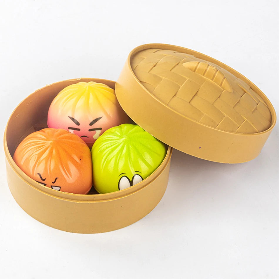 Un ensemble de trois jouets anti-stress colorés, incluant un visage jaune-rose et un visage vert lime, sont exposés dans une 