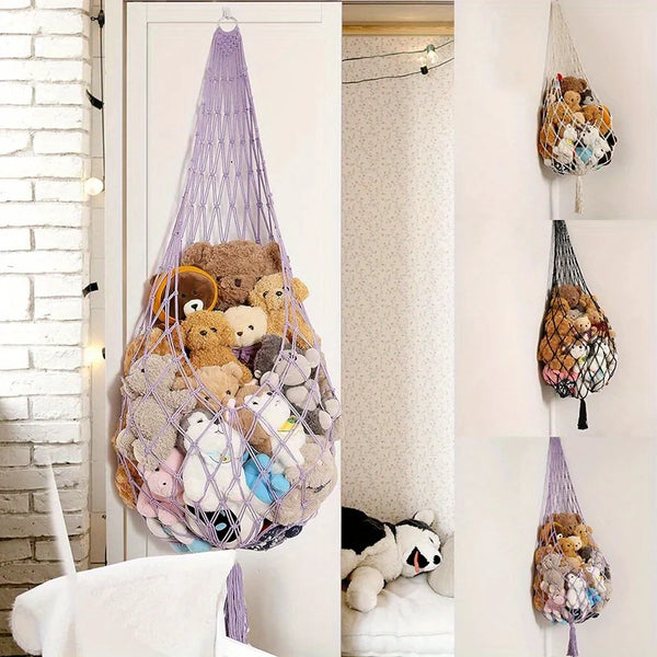 Boho-Makramee-Hängematte mit gestopften Tieren an einer weißen Wand.