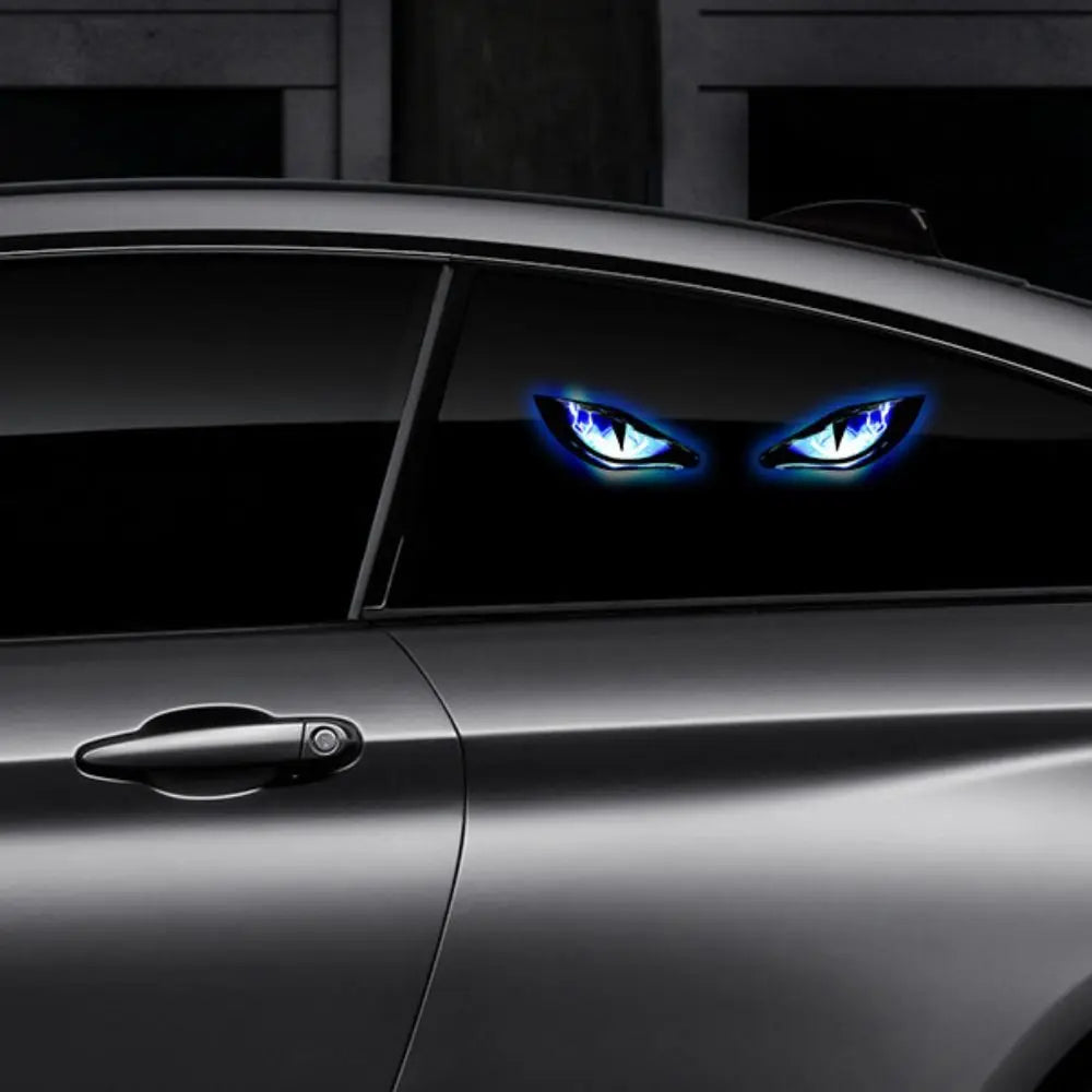 Nahaufnahme eines dunklen Autos mit leuchtend blauen Augen, die durch das Fenster sichtbar sind, und einem Türgriff.