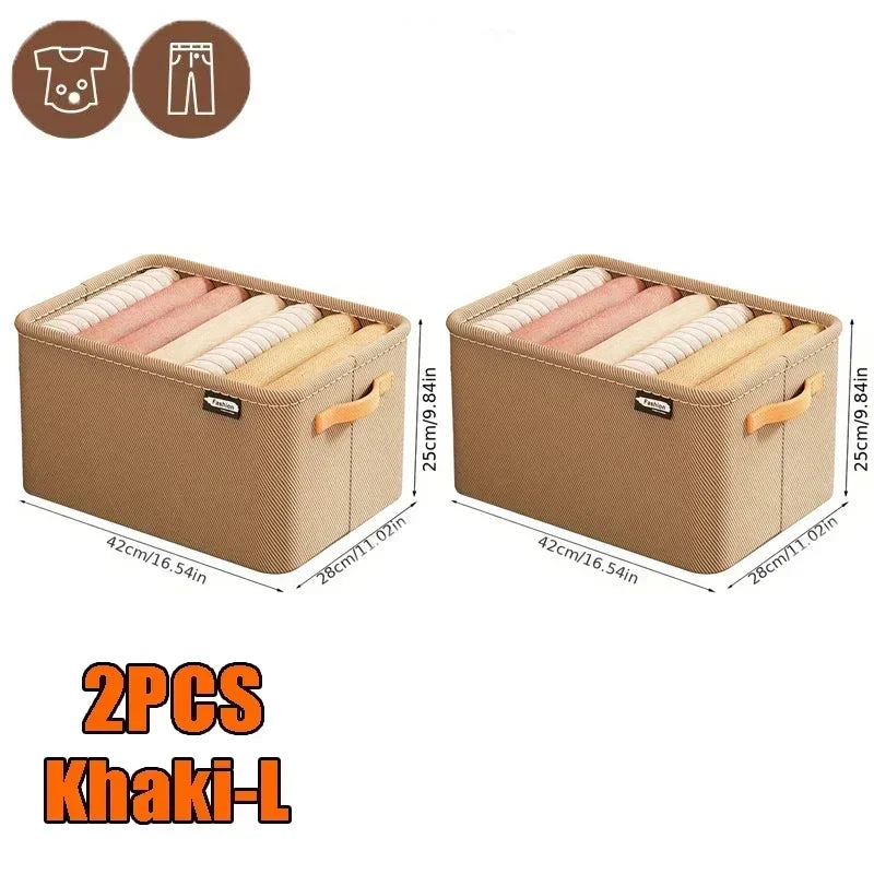 Zwei khaki-farbene Stoff-Kleiderschrank-Organizerboxen mit Trennern und Kleidung darin.
