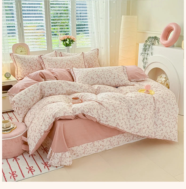 Rosa-lavendierte Blumen-Duvetcover auf einem Bett mit durchscheinenden weißen Vorhängen und natürlichem Licht.