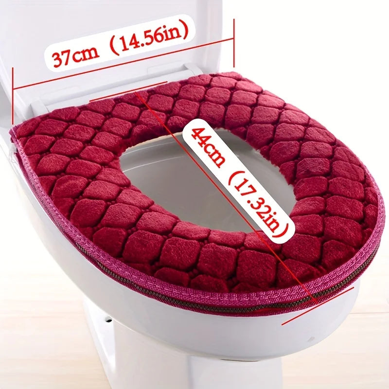 Una funda impermeable de asiento de inodoro de color rojo intenso y suave dentro de un inodoro blanco.