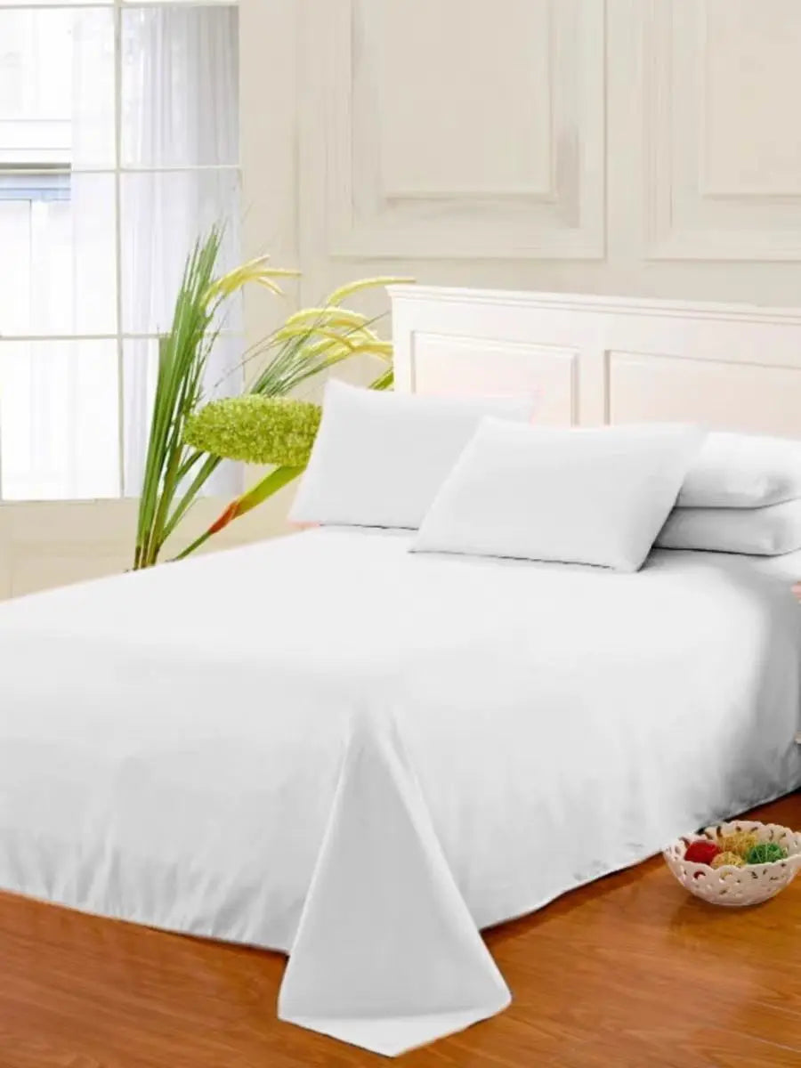 Weiße Premium-Einzelbettdecke drapiert auf einem Bett, mit einer Vase mit grünem Laub im Hintergrund.