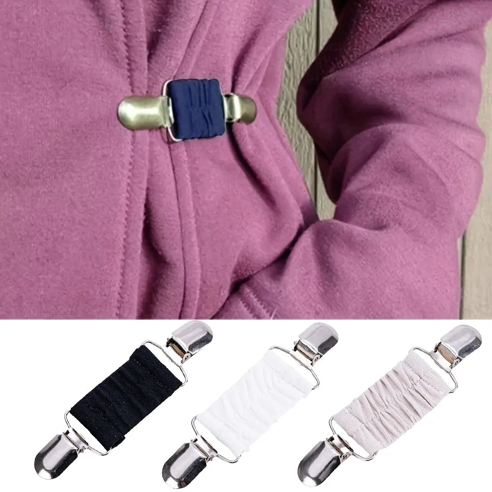 Gros plan sur un tissu violet avec une pince bleu marine réglable et du matériel métallique argenté.