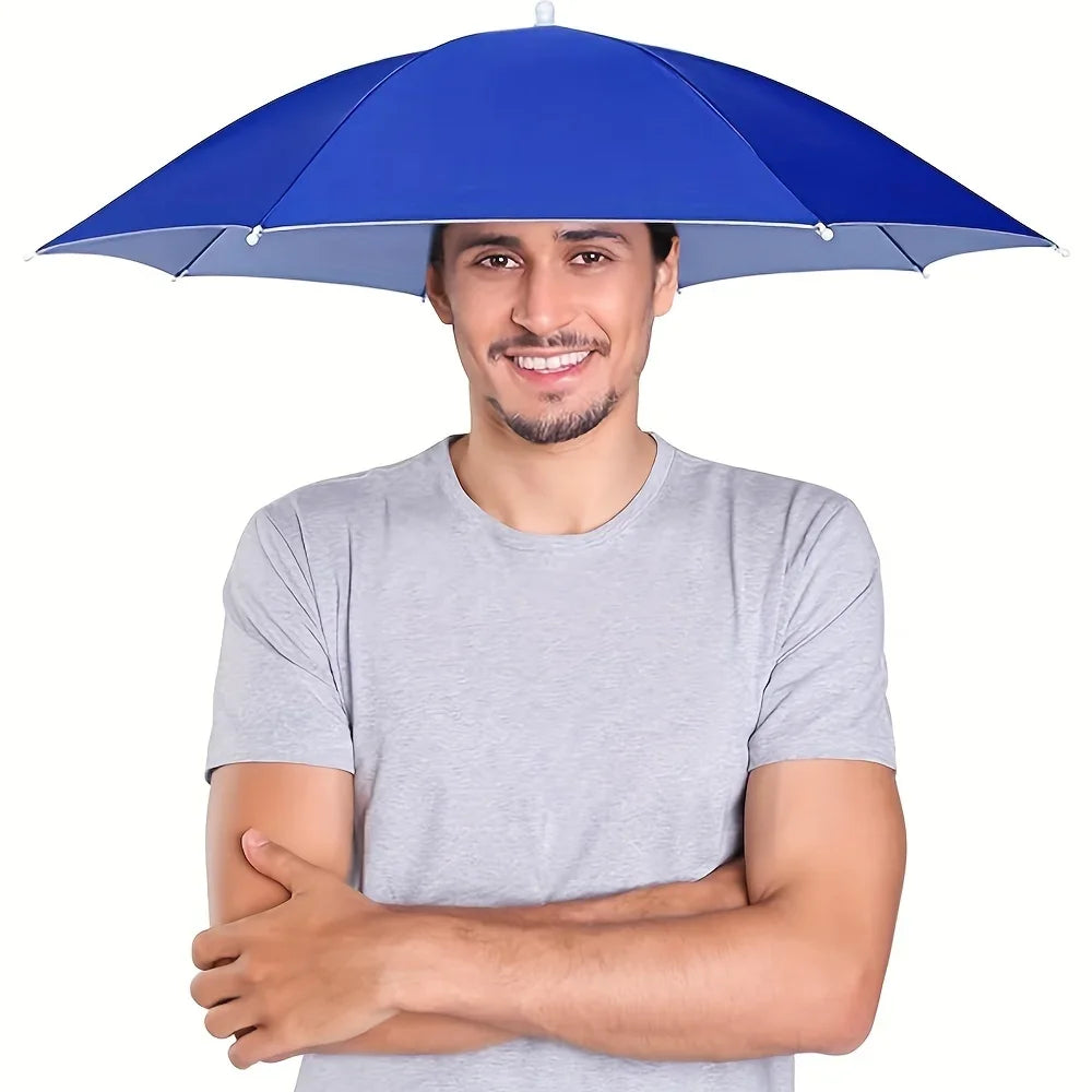 Un homme portant un chapeau parapluie monté sur la tête bleu pour se protéger du soleil et de la pluie.