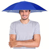 Un homme portant un chapeau parapluie bleu monté sur la tête pour se protéger du soleil et de la pluie.