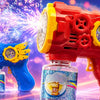 Ein rotes und gelbes automatisches Seifenblasenpistolenspielzeug neben einer blauen Version, mit sichtbaren Blasen im Hinterg