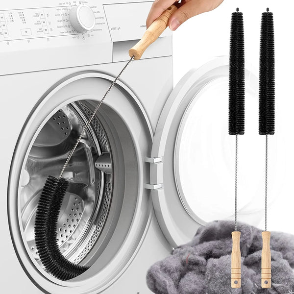 Une main utilise une brosse en bois pour nettoyer le conduit d'un tambour de machine à laver avec un kit de brosse flexible.