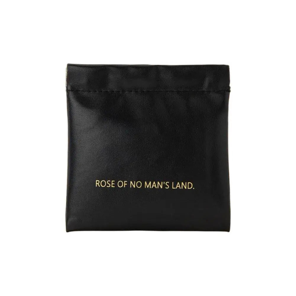 Pochette de voyage compacte en PU noire avec fermeture à ressort, portant l'inscription Rose of No Man's Land.