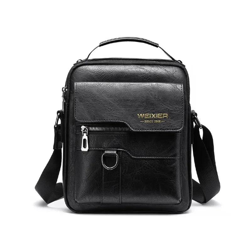 Schwarze Leder-Crossbody-Tasche mit goldenen Aufschriften und verstellbarem Riemen.