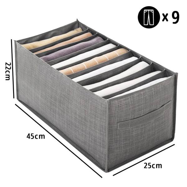 Graue Stoff-Kleiderschrank-Organizer-Box mit neun gefalteten Kleidungsstücken und Griffen.