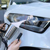 Una mano aplica un líquido transparente de un recipiente metálico en el faro de un coche blanco para restaurarlo.
