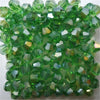 Ein Cluster facettierter grüner Kristallperlen zum Schmuckherstellen.