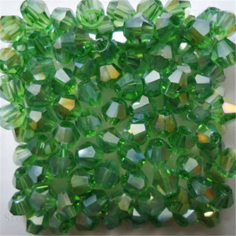 Ein Cluster facettierter grüner Kristallperlen zum Schmuckherstellen.