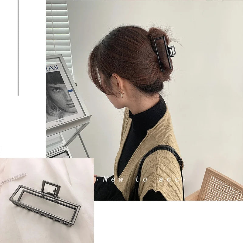 Eine Frau zeigt eine geometrische Kreuz-Haarspange und eine geflochtene Tasche neben einem gerahmten Foto.