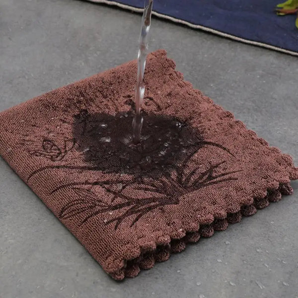 Ein braches saugfähiges Geschirrtuch mit tropfendem Wasser.