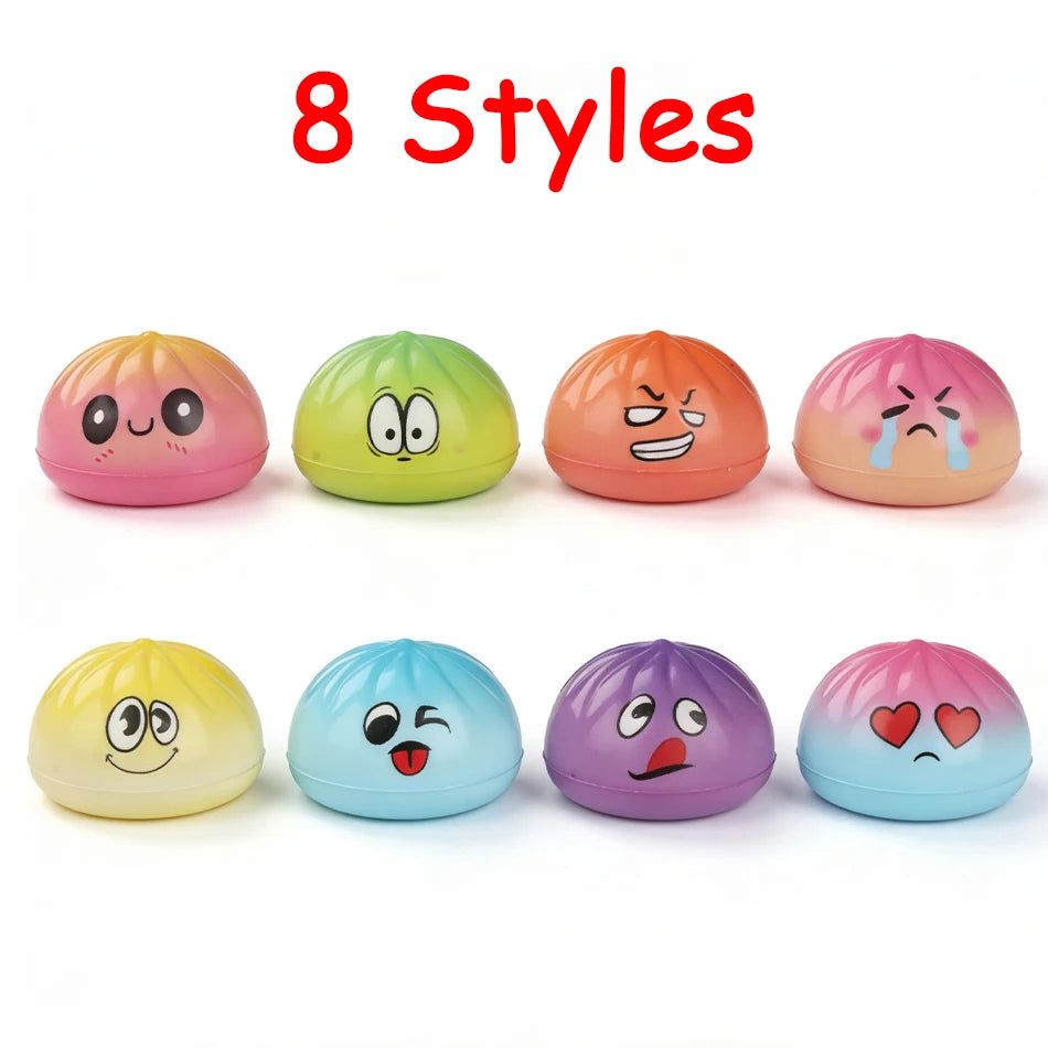 Huit jouets anti-stress colorés et moelleux dans diverses expressions et couleurs, disposés en rangée.