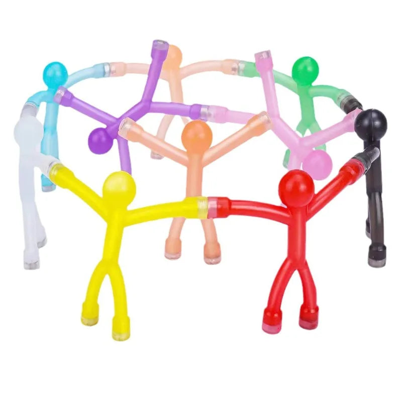 Ein Set bunter magnetischer humanoider Spielzeuge für Kinder mit verschiedenen bunten Figuren.