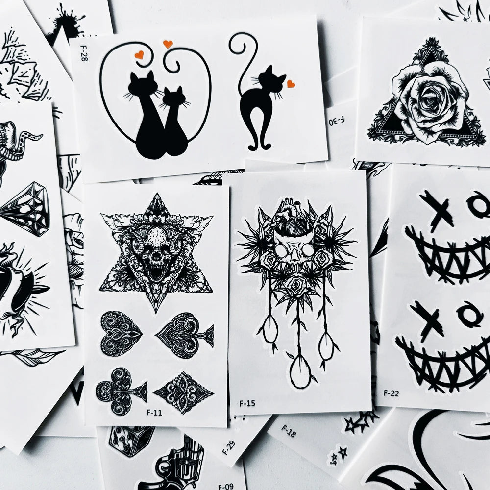 Colección de pegatinas para tatuajes temporales con diseños como gato, rosa, calavera y elementos decorativos.