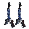 Un par de clips de guante tácticos negros con cordón azul y garras metálicas.