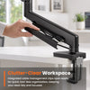 Une main ajuste un bras d'écran noir robuste avec des clips de gestion de câbles intégrés pour un espace de travail dégagé.